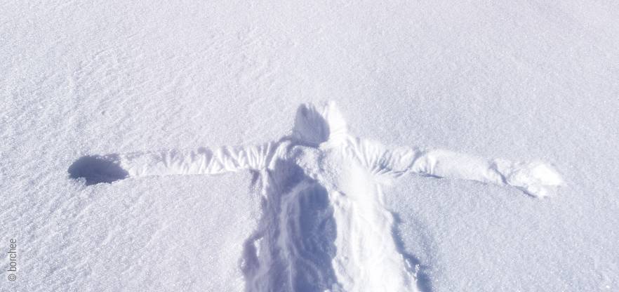 Foto: Abdruck eines liegenden Menschen im frischen Schnee.