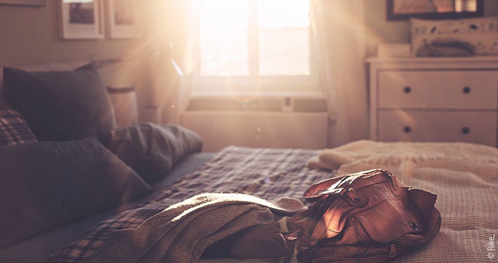 Foto: In ein Schlafzimmer scheint die Morgensonne durch ein Fenster hinein.