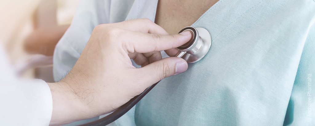 Foto: Eine Hand hält ein Stethoskop zum Abhorchen an die Brust einer anderen Person. 