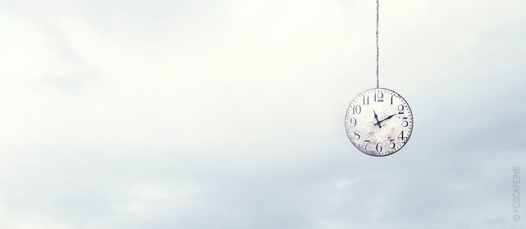 Illustration: Eine Uhr hängt an einem Seil vor einem bewölkten Himmel – das verbildlicht den Einsatz eines Schlafphasenweckers, um einen REM-Rebound bewusst zu provozieren.