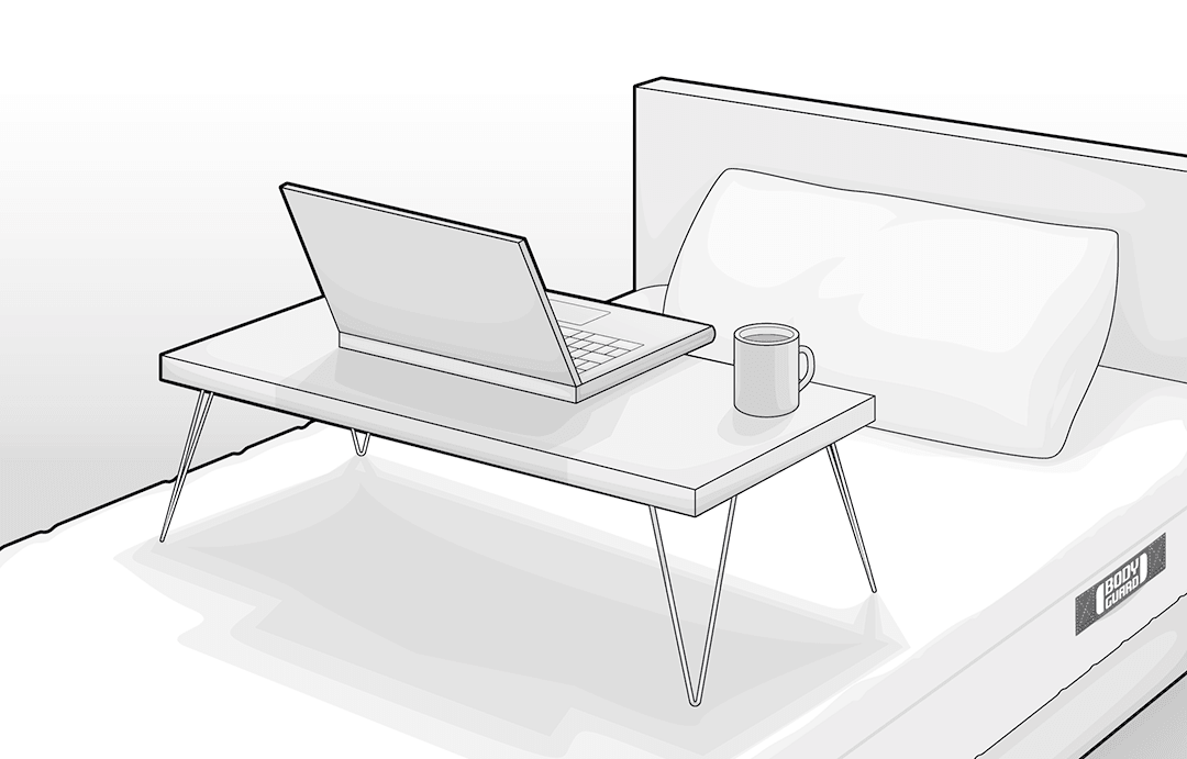 Illustration: Ein einfaches Betttablett mit vier Hairpin Legs steht im Bett. Ein geöffneter PC und eine Kaffeetasse stehen darauf.