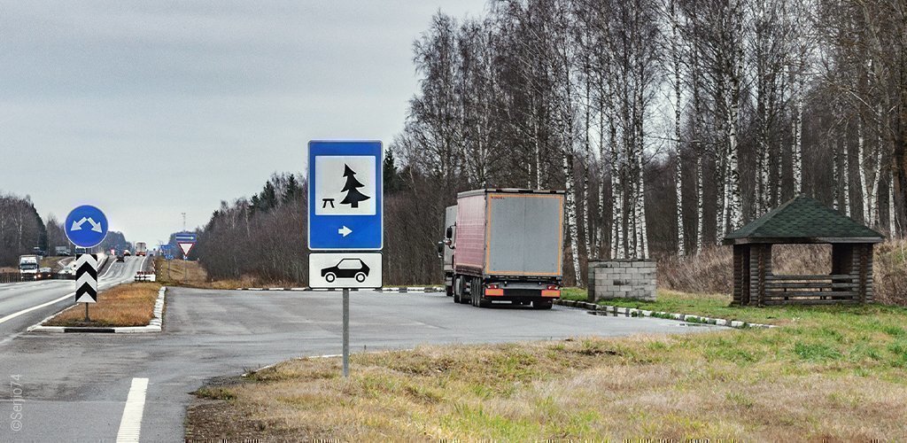 Foto: Ein Autobahnrastplatz mit einem Lkw