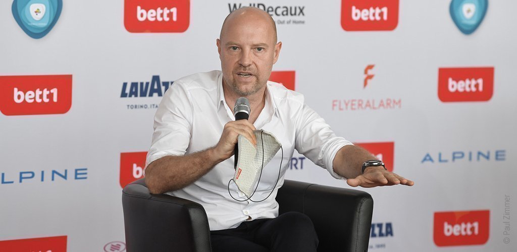 Foto: Adam Szpyt bei einer Pressekonferenz zu einem von bett1.de gesponserten Sportevent.