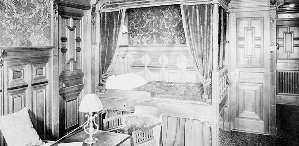 Foto: Eine Suite des legendären Kreuzfahrtschiffs RMS Titanic mit einem Boxspringbett ausgestattet.