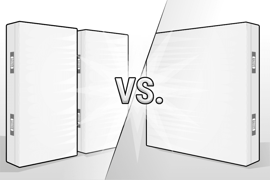 Zweigeteilte Illustration: links stehen aufrecht zwei Matratzen 100x220, rechts steht eine Matratze 200x220; dazwischen ein diagonaler Trennstrich und die Aufschrift "vs."
