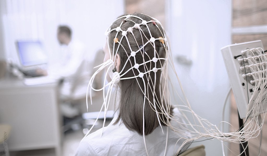 Foto: Ein Netz aus Elektroden ist auf dem Kopf einer Person angebracht, um ein Elektroenzephalogramm (EEG) aufzuzeichnen.