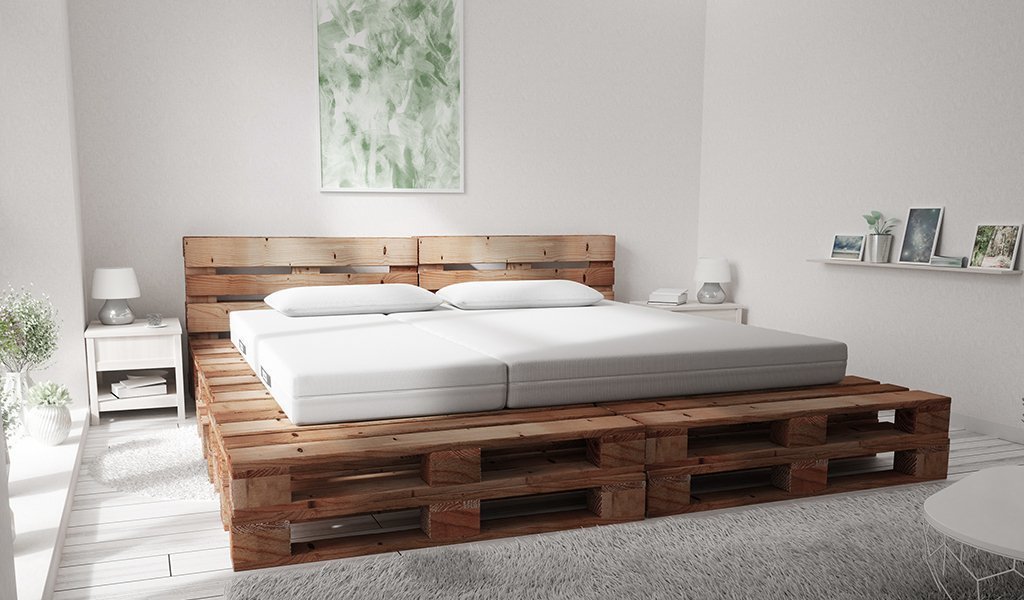 Foto: Ein aus Paletten gebautes Bett für zwei Personen.