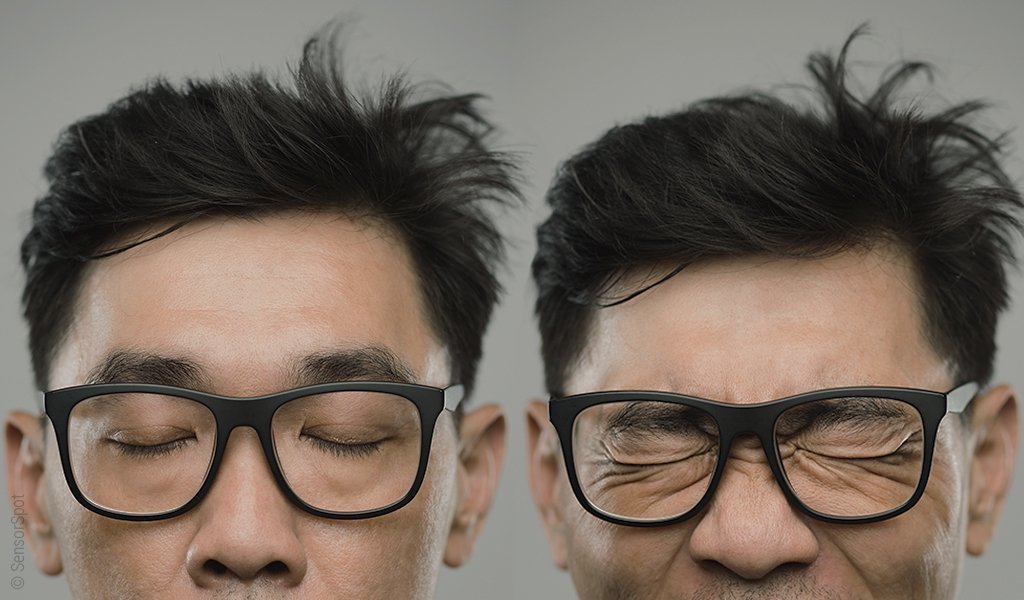 Fotos zeigen die Anwendung der Progressiven Muskelentspannung: links ein entspanntes Gesicht mit geschlossenen Augen, rechts das gleiche Gesicht angespannt, die Augen zusammengekniffen.