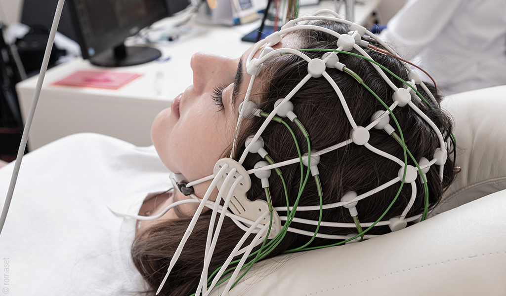 Foto: Nahaufnahme einer Person während eines EEGs.