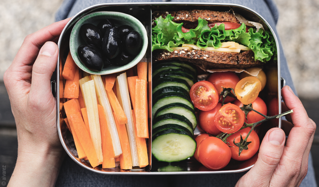 Foto: Eine Brotzeitbox mit verschiedenem Gemüse und Vollkornbrot.
