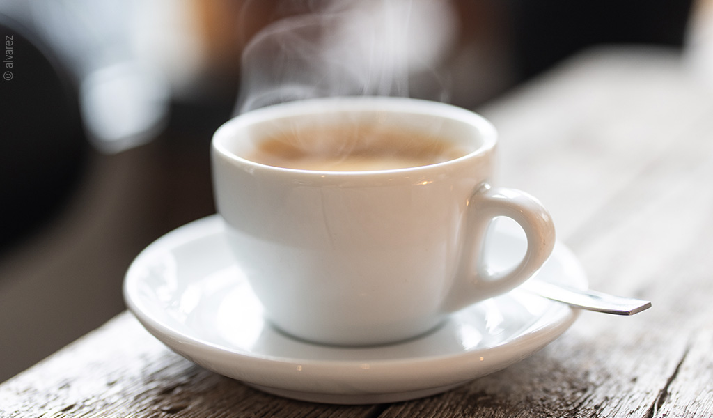 Foto: Eine dampfende Tasse Kaffee.