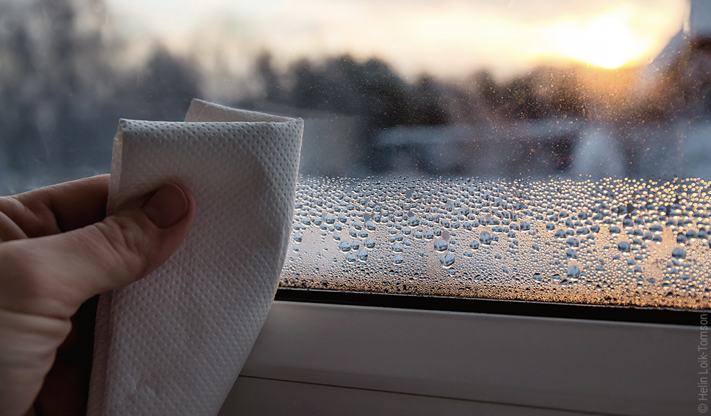 Foto: Abwischen eines beschlagenen Fensters mit einem Papiertuch.