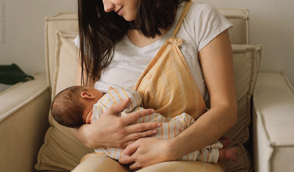 Foto: Ein Baby trinkt an der Brust.