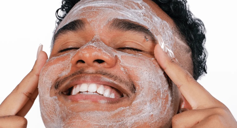 Homem fazendo skin care