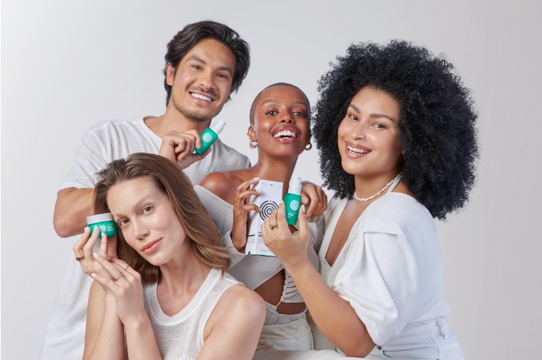 Mulheres usando produtos para skin care