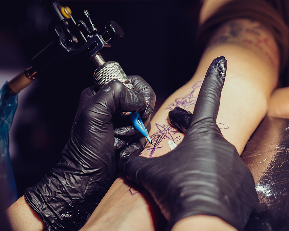 As tatuagens nas mãos desbotam mais rápido? Uma tatuadora explica