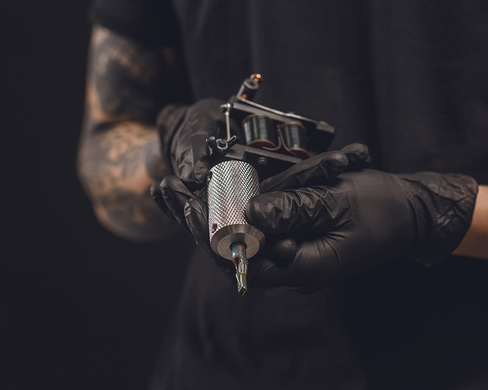 Tatuador arrumando equipamento de tatuagem