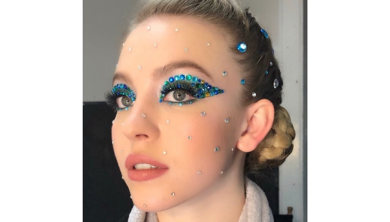 A personagem Cassie chamou a atenção ao apostar na aplicação com strass.