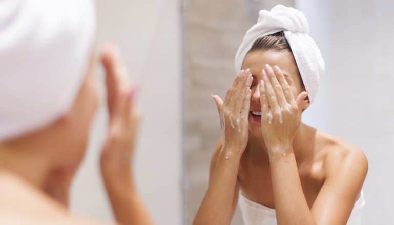 Cuidar da limpeza da pele é importante para prevenir a oleosidade.