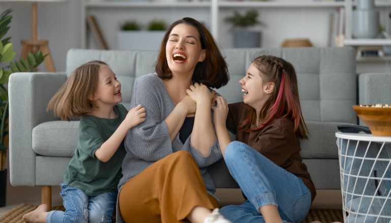 Mulher rindo com as crianças