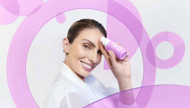 mulher segurando o booster anti aging da beyoung