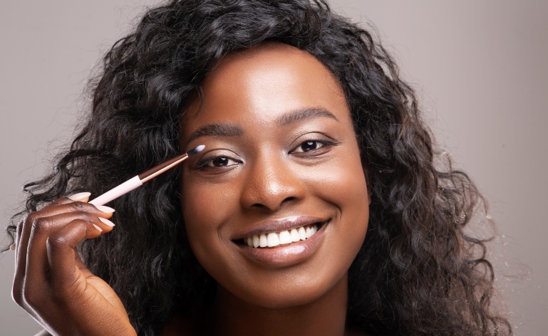 duas 2 mulheres bonitas de pele fresca abrem o ombro com maquiagem de  aparência limpa e longos cabelos pretos. retrato de meninas em moda natural  atraente rosto expressa sorriso de sensação, fundo