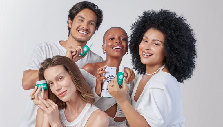 Mulheres e homem felizes com linha de hidratação da Beyoung