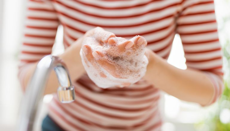 mãos com espuma de sabão
