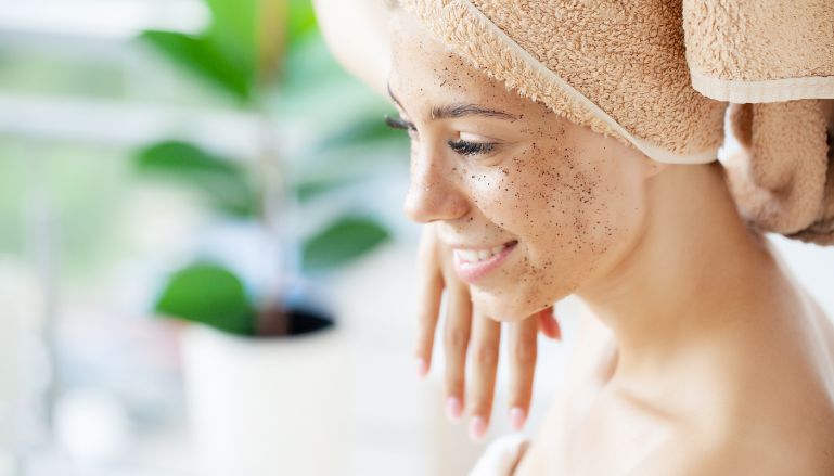 mulher com toalha de banho na cabeça fazendo skin care