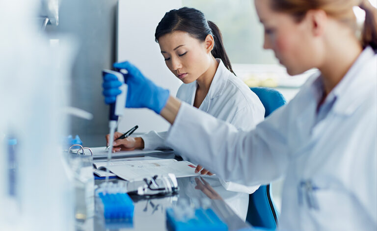 Foto de duas mulheres em um laboratório.