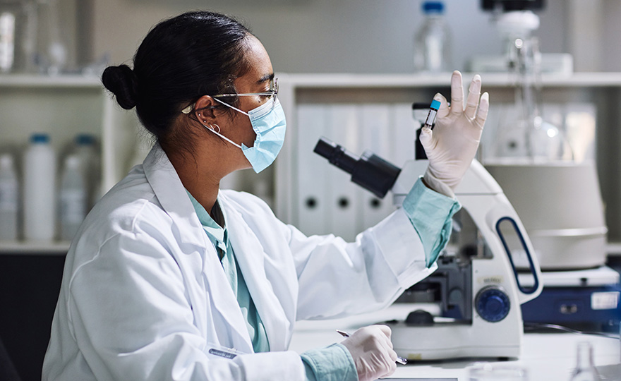 Foto de uma mulher em um laboratório.