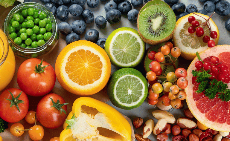 Imagem cheia de frutas, entre elas Laranja e limão, fontes de vitamina C.