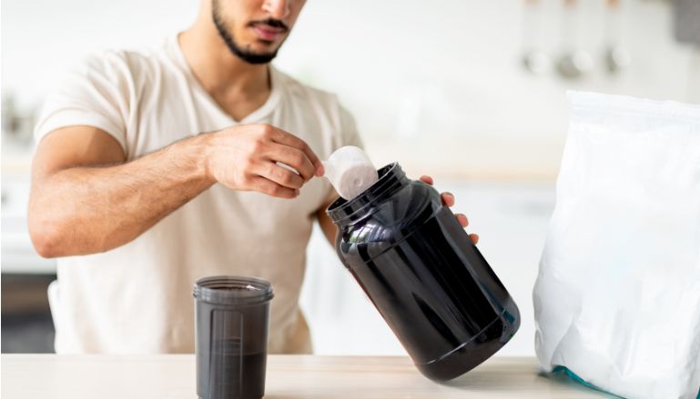 Homem preparando o suplemento whey protein.