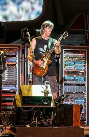 Tom Scholz and a wall of Rockmans