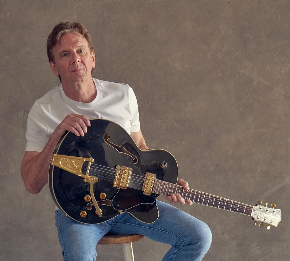 Dann Huff with guitar