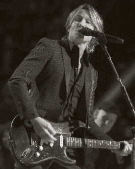 Keith Urban performing