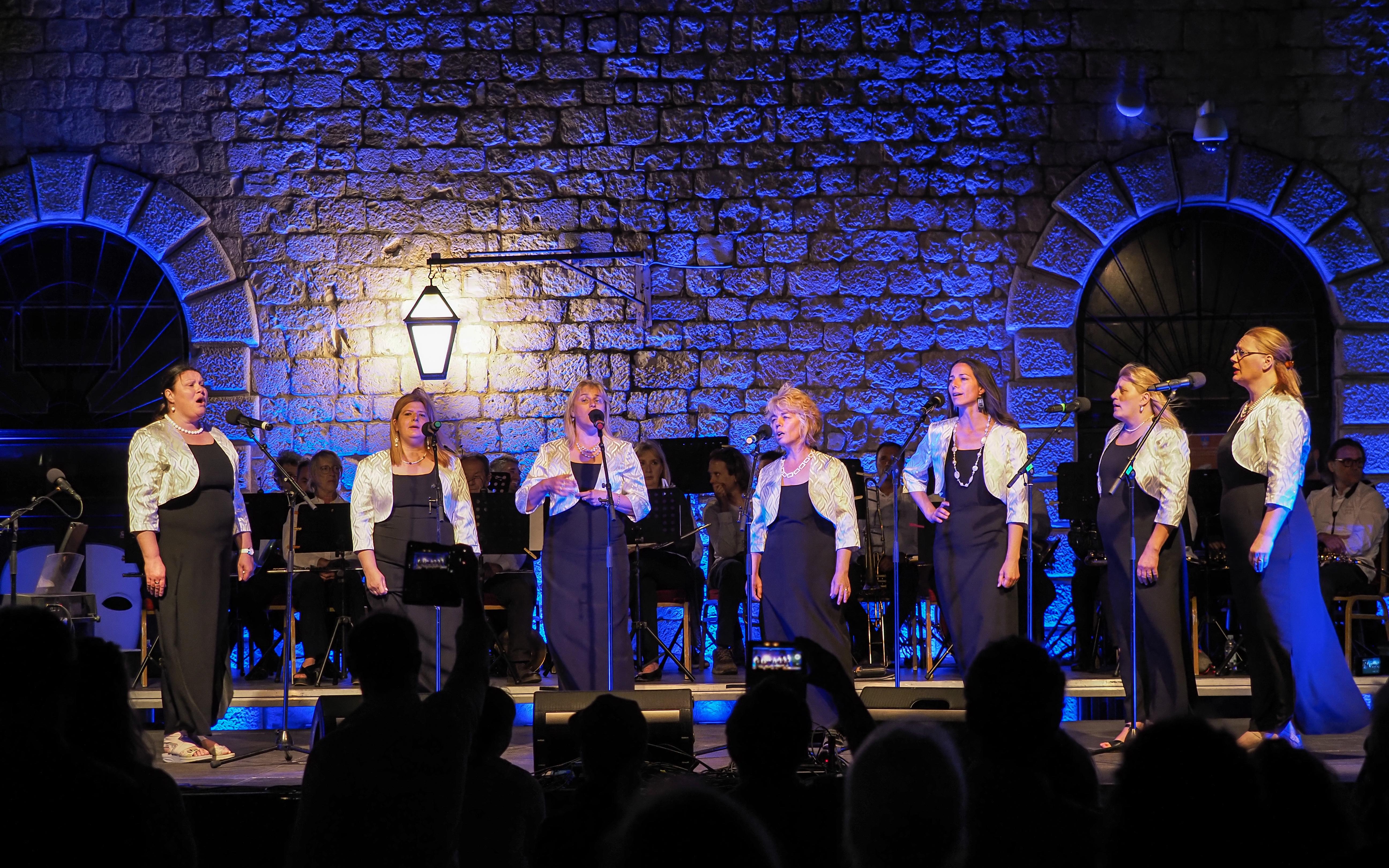 5. Klapa Singing