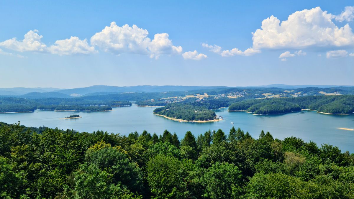 panorama na jezioro solińskie z wieży widokowej na górze Jawor