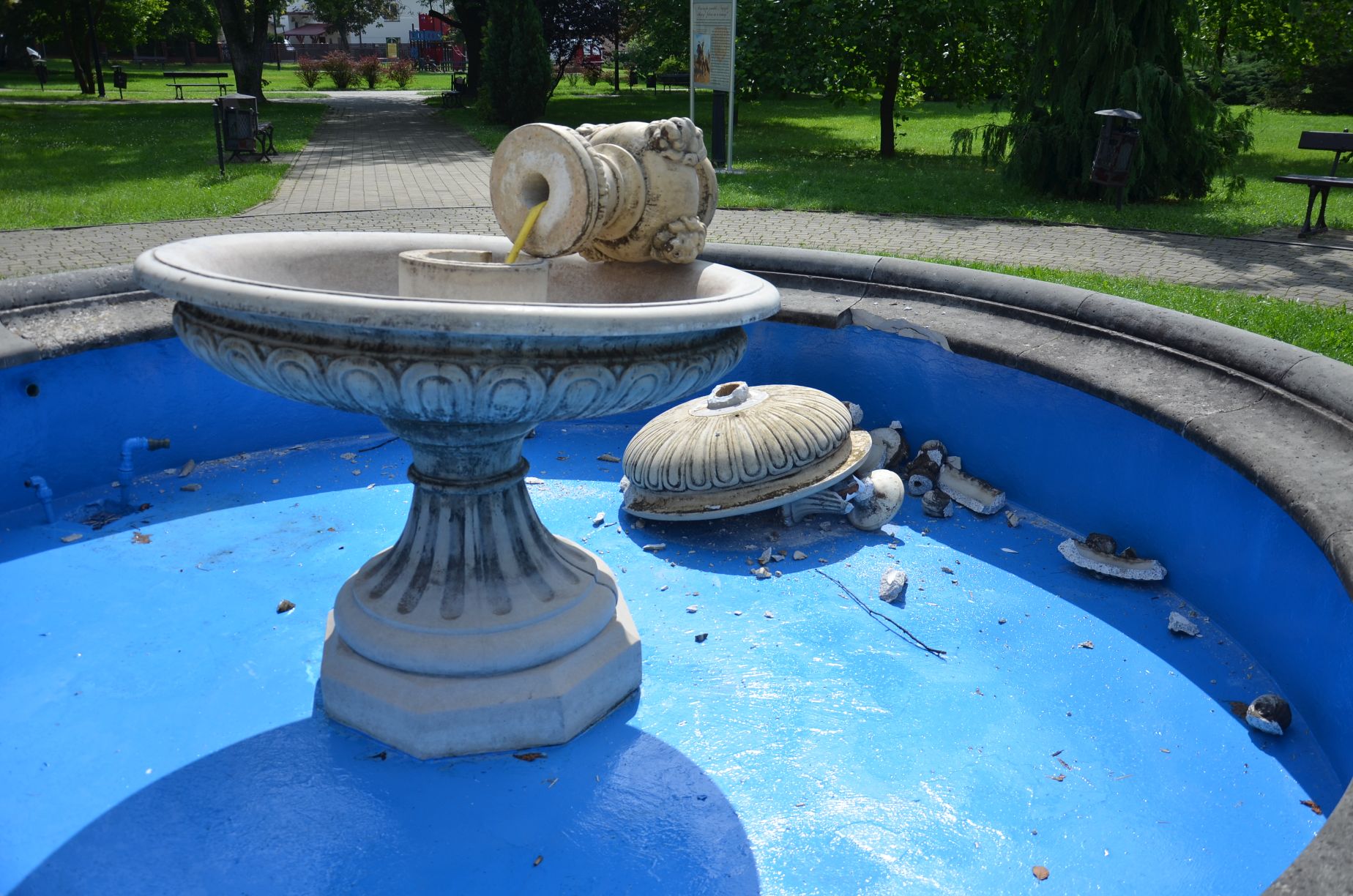 zdewastowana fontanna w Mielcu