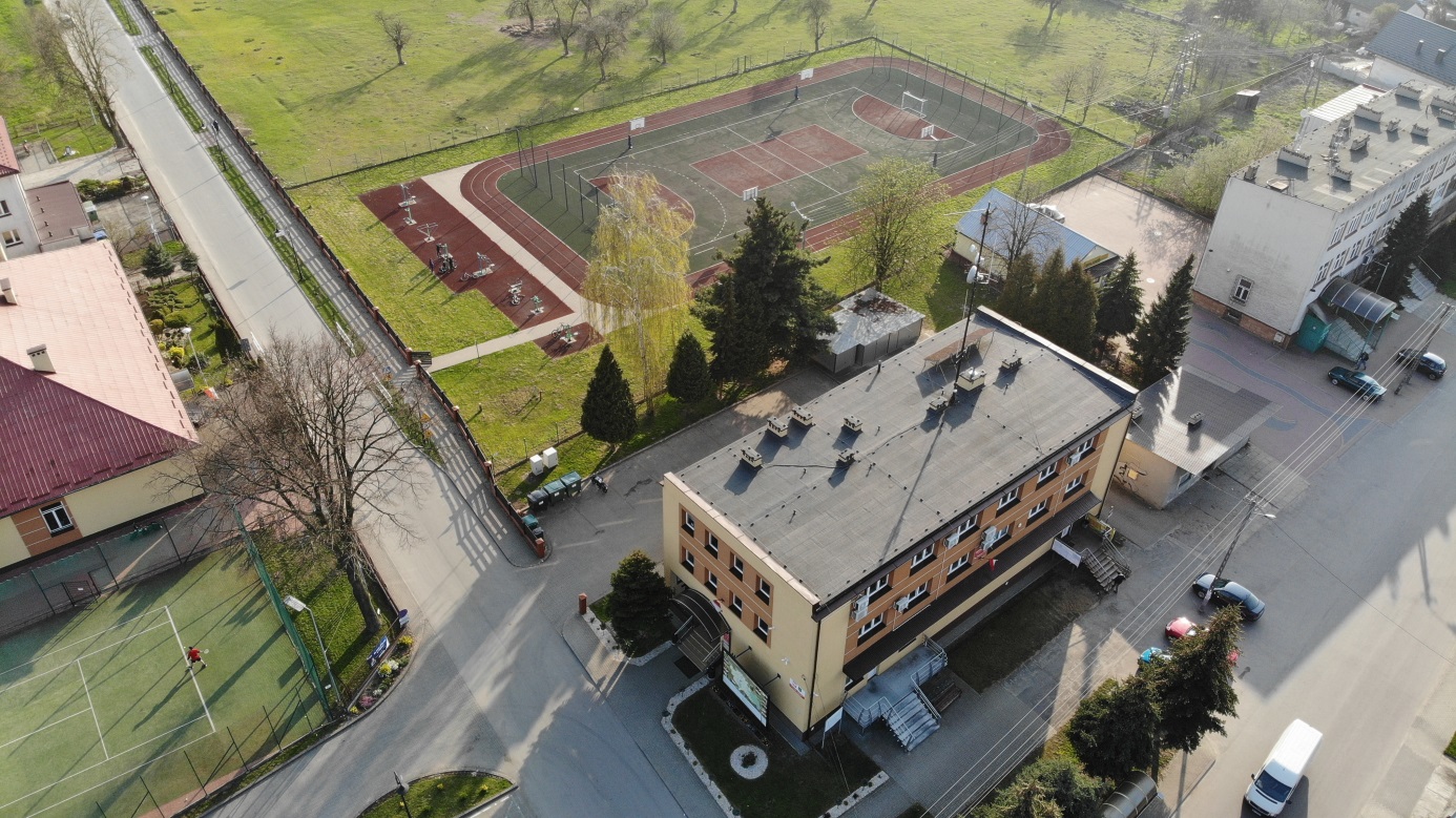 Wielofunkcyjne boisko sportowe, urządzenia do ćwiczeń  i kort tenisowy przy Zespole Szkolno-Przedszkolnym  w Tuszowie Narodowym