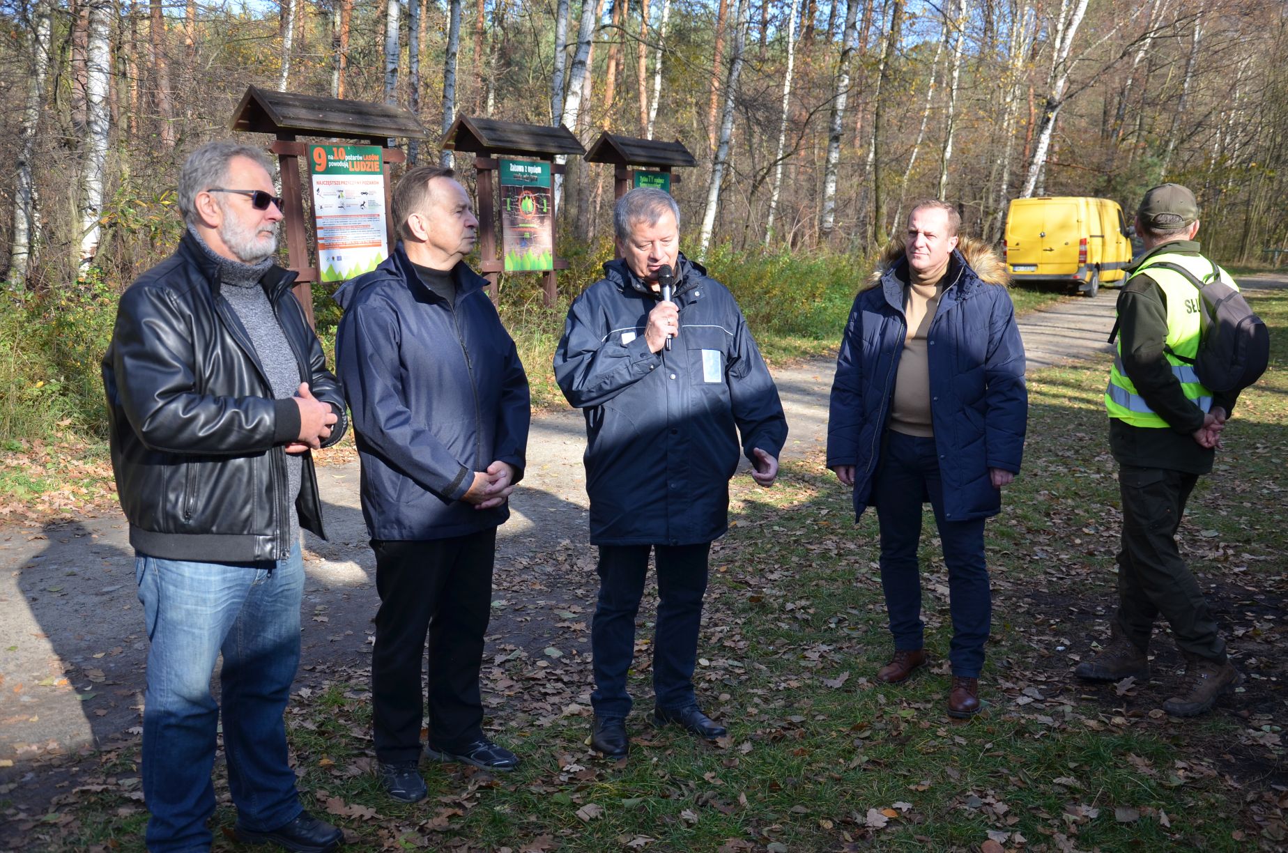 Sadzenie drzew wsparli przedstawiciele władz samorządowych