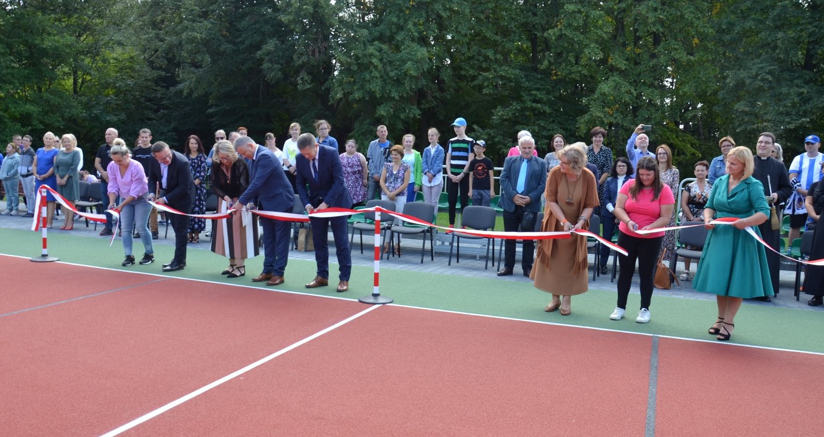 Przecięcie wstęgi podczas otwarcia boiska przy PZPSW w Mielcu