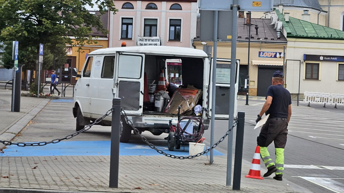 Malowanie pasów na rynku w Kolbuszowej