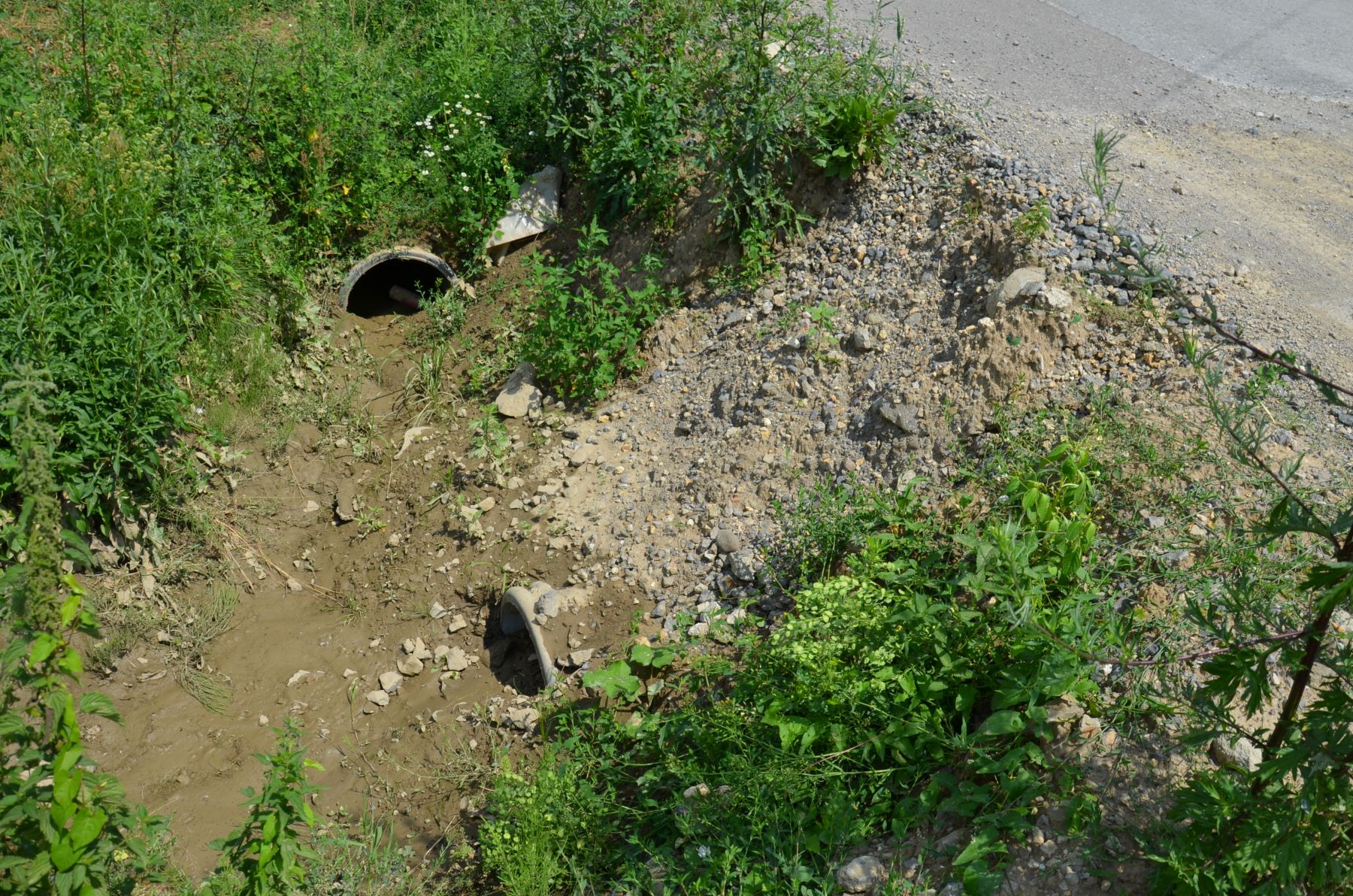 Kamień po deszczu trafił do rowu