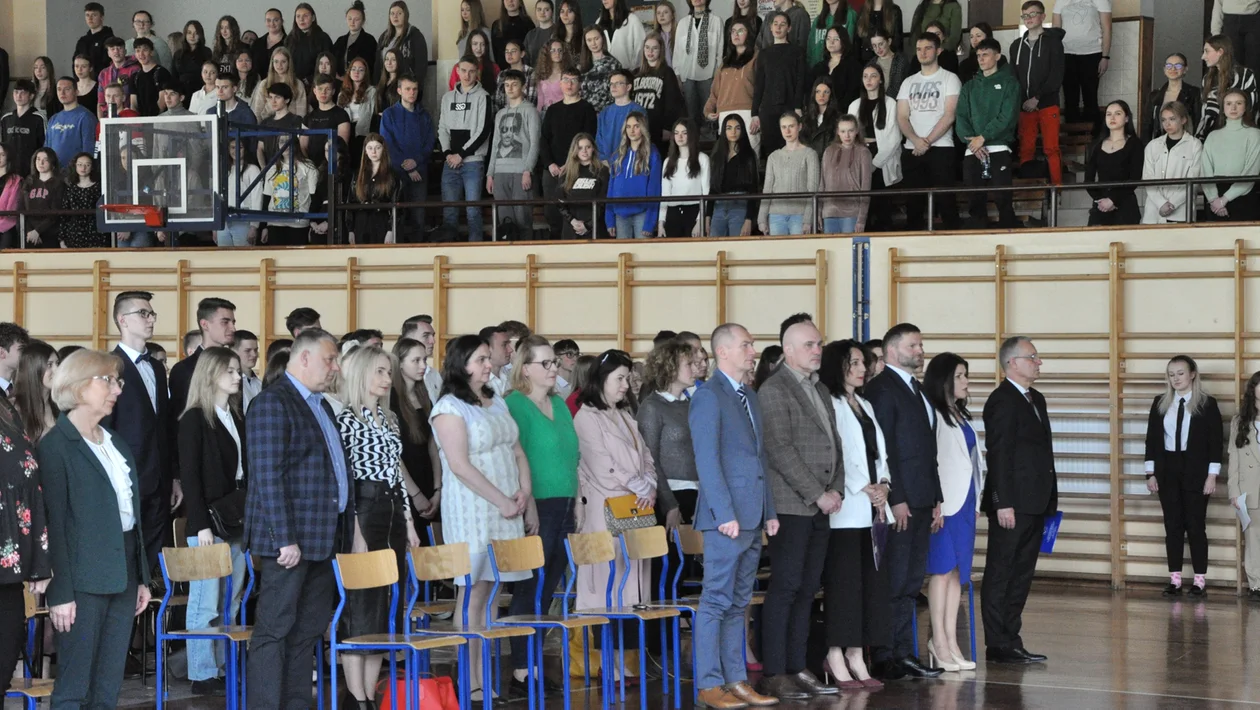 Le lycée Kolbuszowa a fait ses adieux à ses diplômés.  Les bacheliers ont quitté les murs de l’école [ZDJĘCIA] – Kolbuszowa