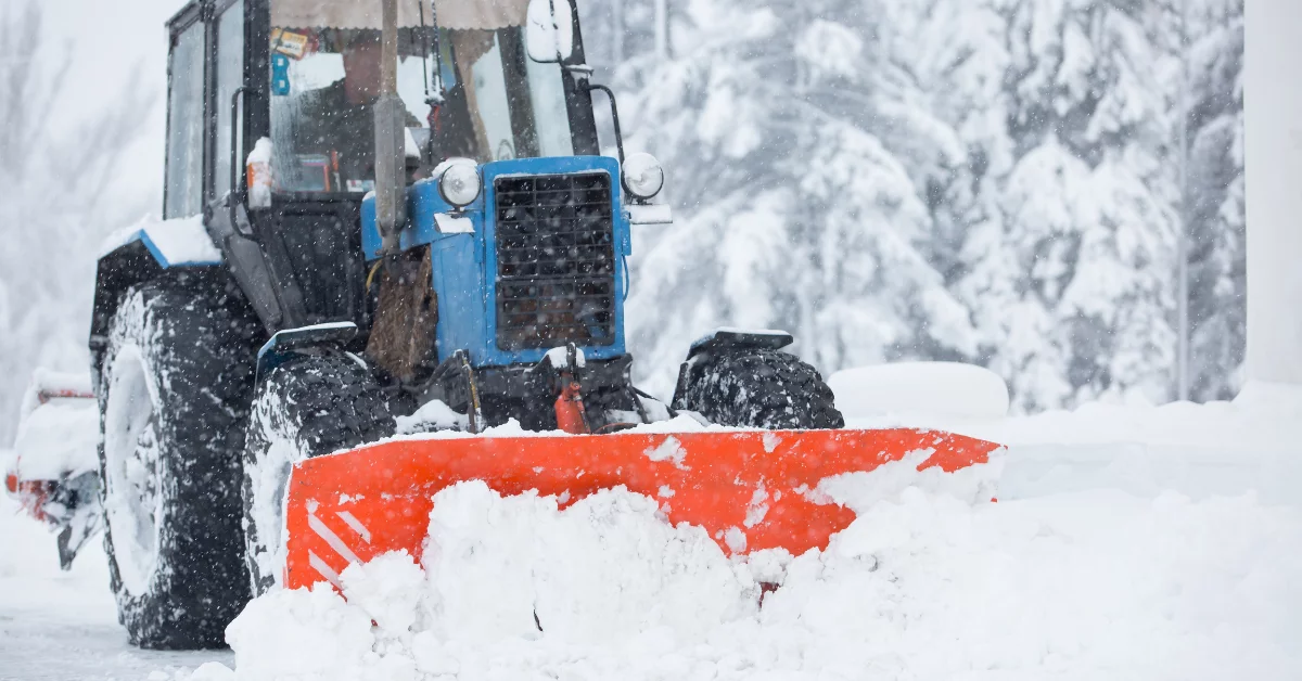 Pług, alkohol i brak uprawnień. Niebezpieczna sytuacja pod mielecką galerią