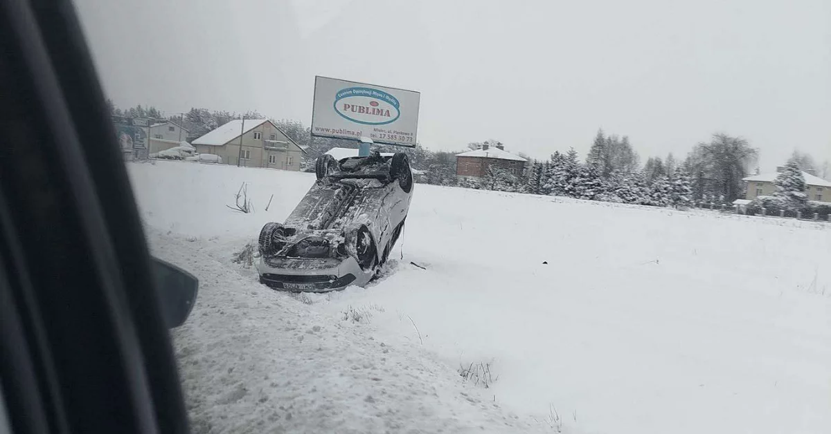 Dachowanie auta w Piątkowcu - osobówka zderzyła się z samochodem ciężarowym