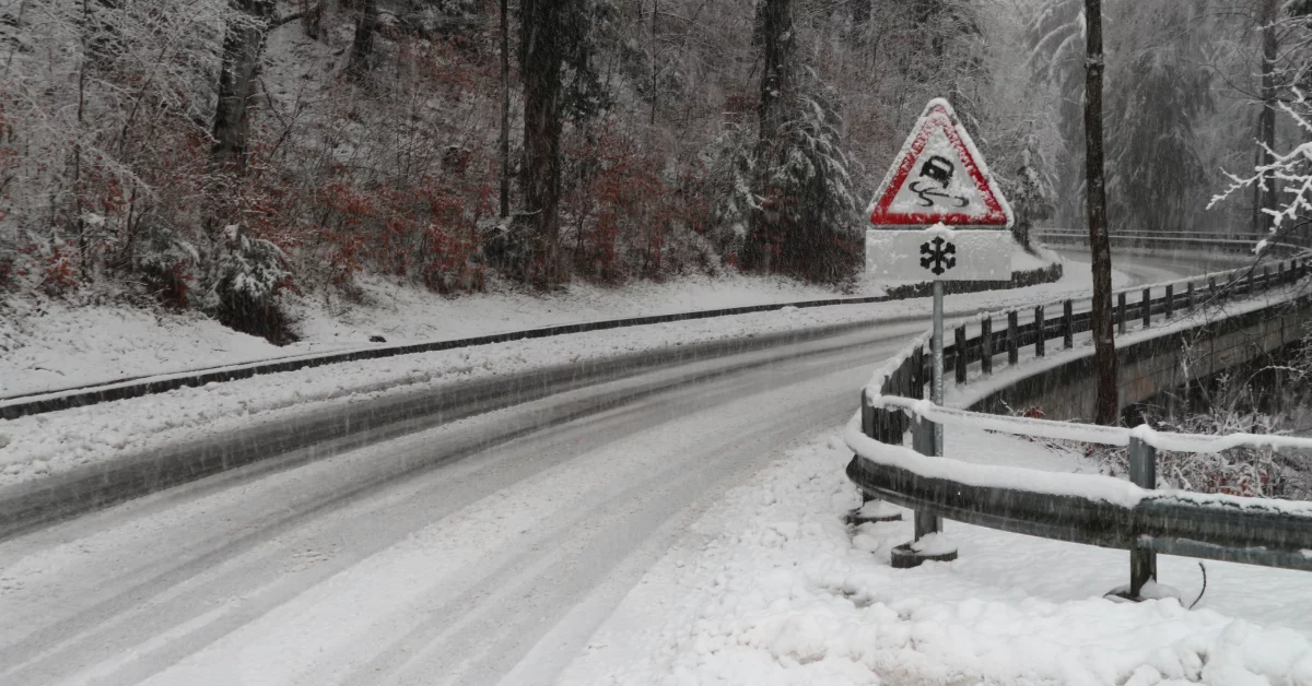 Alert Zarządzania Kryzysowego dla Podkarpacia. Trudne warunki na drogach na koniec świąt