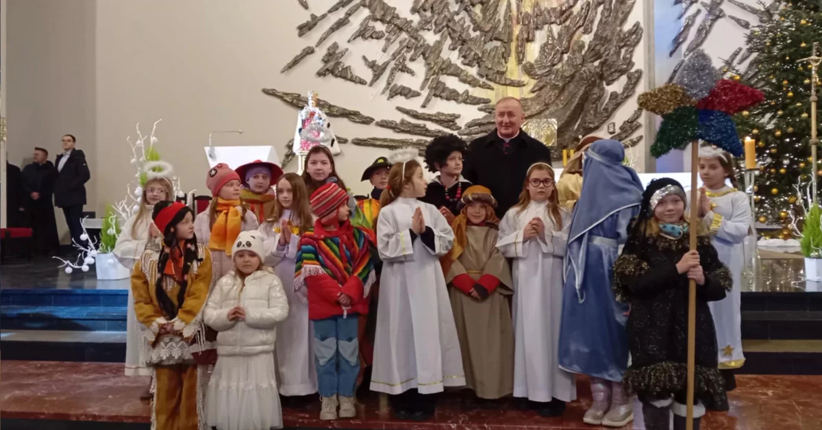 Barwne stroje i wspólne kolędowanie. Spotkanie kolędników w Mielcu