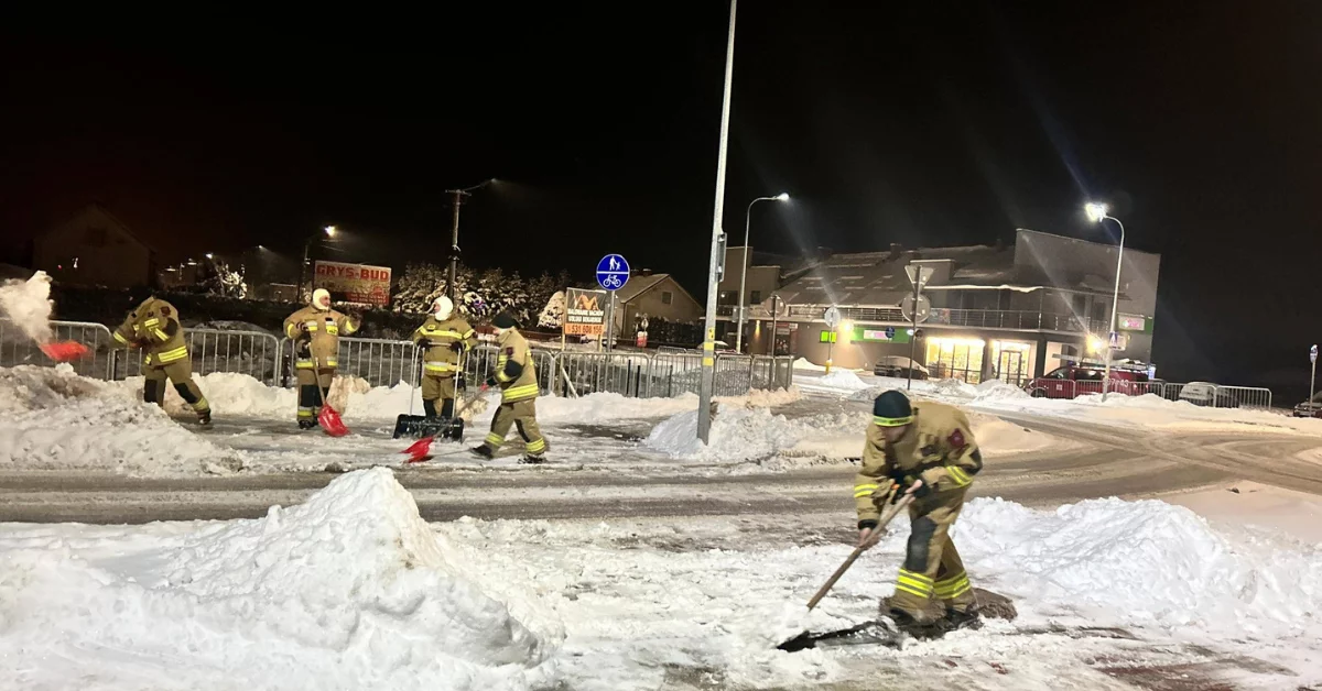 Zima pokazuje pazur. Strażacy znów ruszyli z pomocą
